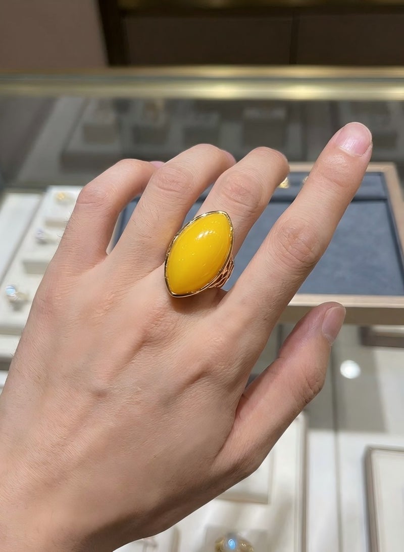 عام خاتم قابل للتعديل مصنوع من الكهرمان الصناعي على شكل زيتونة، مناسب للرجال والنساء. - Image 2